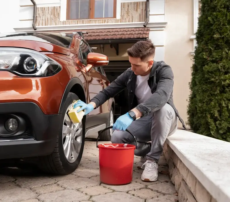 Lavage auto à domicile Montaigu-de-Quercy : professionnel intervenant sur un véhicule